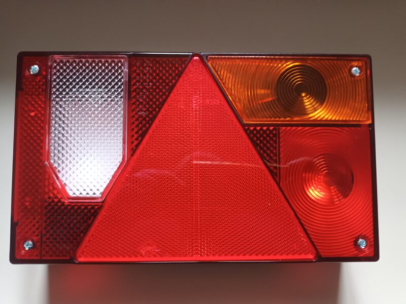 Lukturis aizmugures (labais, + atpakaļgaita lukturī)