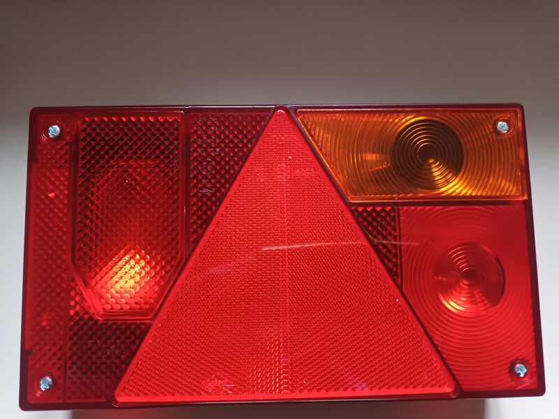  Lukturis aizmugures (labais)