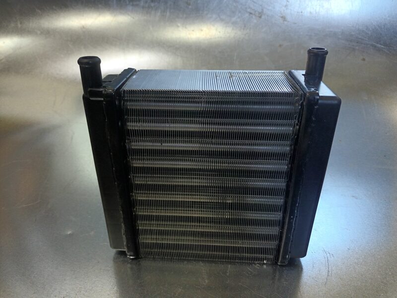  Radiātors ar izvadiem uz vienu pusi