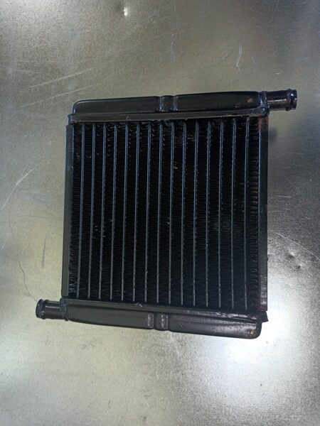 Radiātors ar izvadiem uz abām pusēm, misiņa